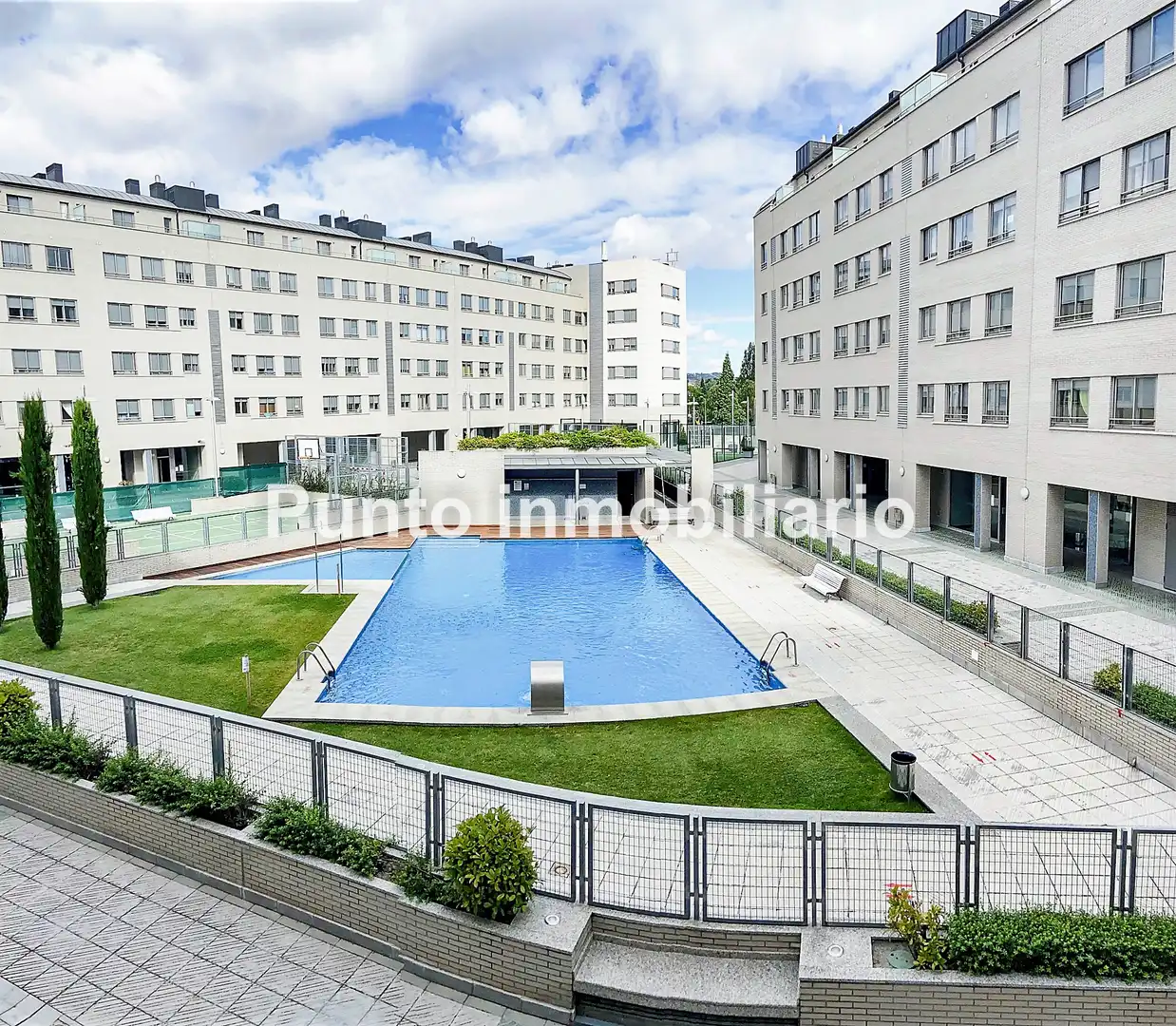 Vista exterior de Pis de lloguer en Valladolid amb Calefacció, Traster i Piscina
