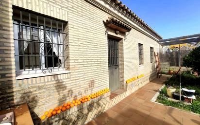 Vista exterior de Casa o xalet en venda en El Puerto de Santa María amb Jardí privat i Traster