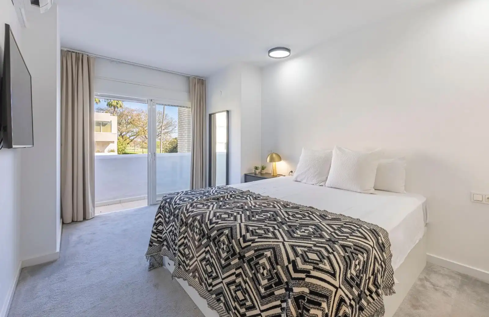 Habitación de Casa adosada de alquiler en Marbella con Aire acondicionado, Jardín privado y Trastero