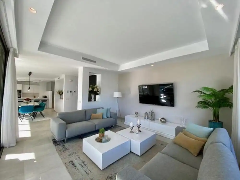 Sala d'estar de Casa o xalet de lloguer en Estepona amb Aire condicionat, Jardí privat i Terrassa