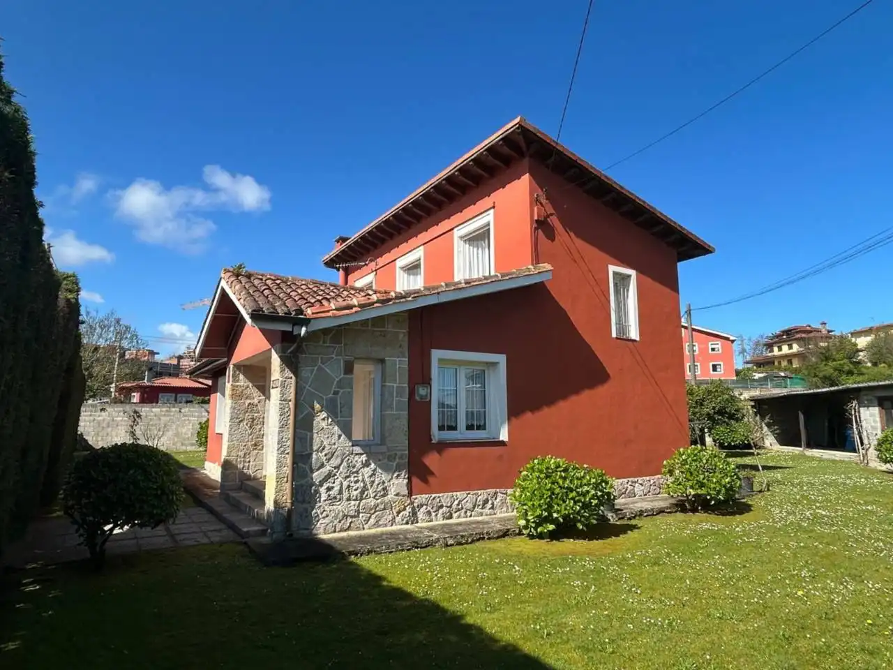 Außenansicht von Haus oder Chalet zum Verkauf in Llanes mit Heizung, Privatgarten und Terrasse