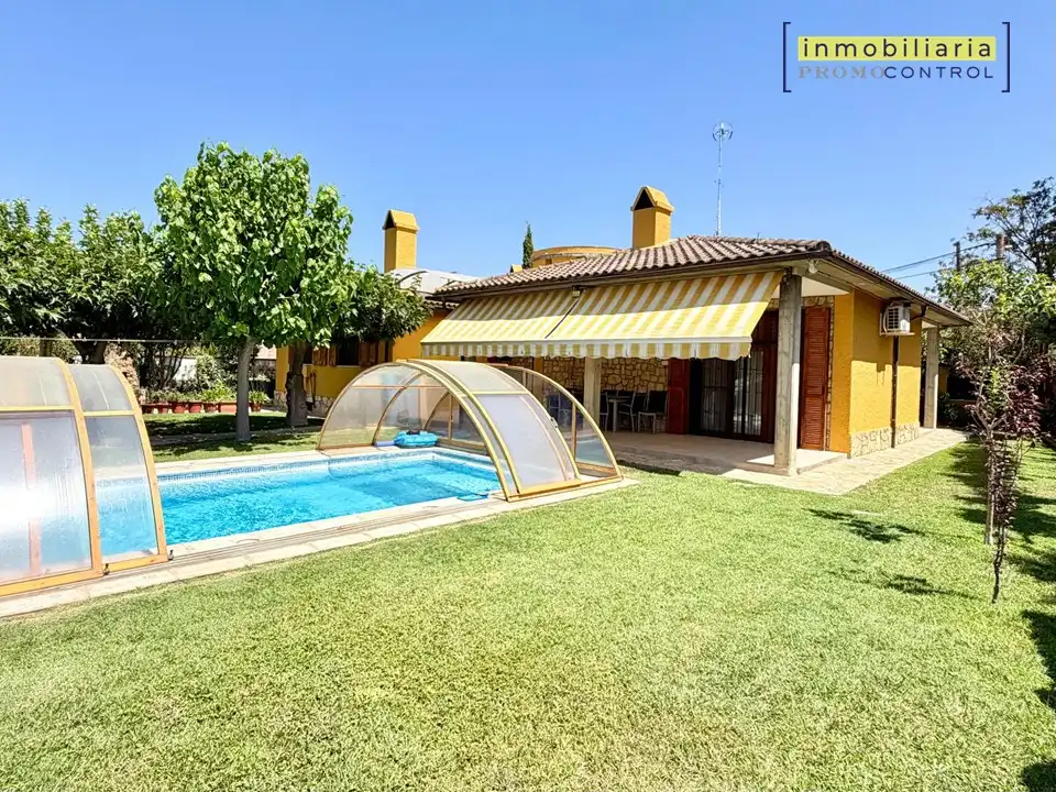 Vista exterior de Casa o xalet en venda en Zuera amb Aire condicionat, Calefacció i Jardí privat