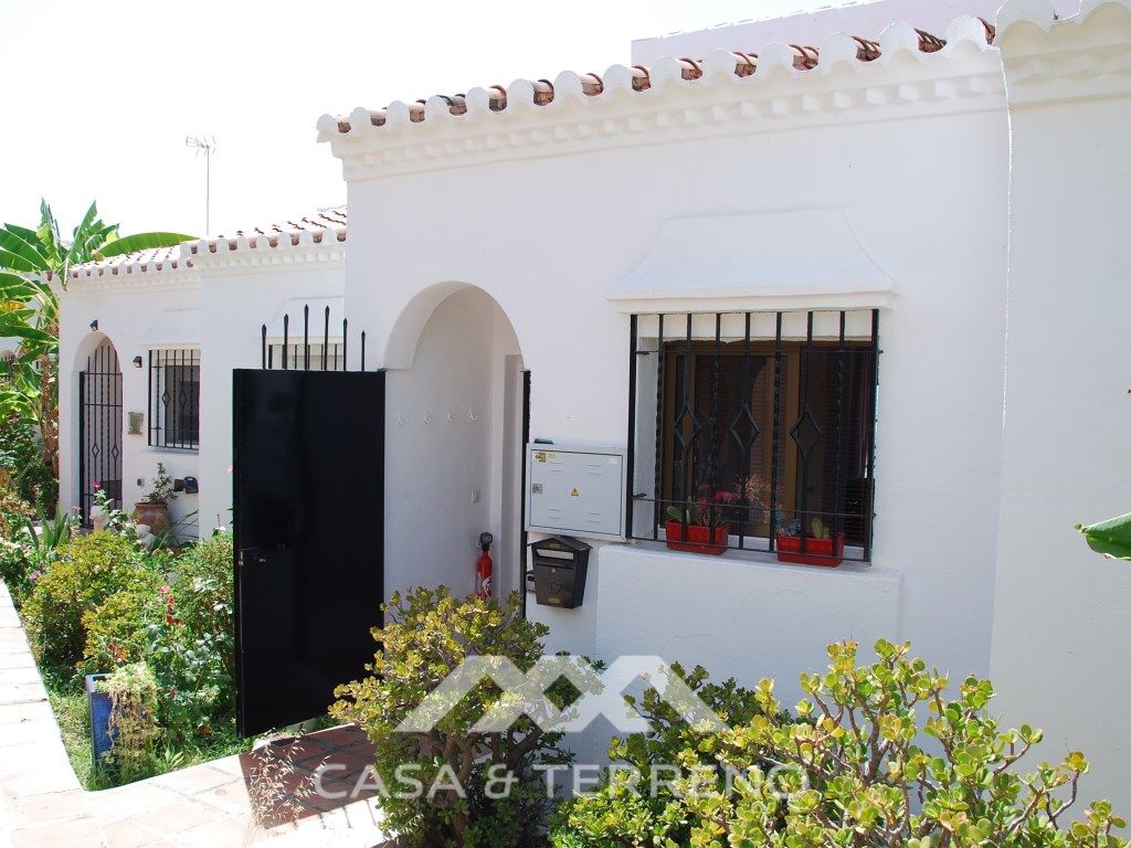 Vista exterior de Casa adosada en venda en Nerja amb Aire condicionat