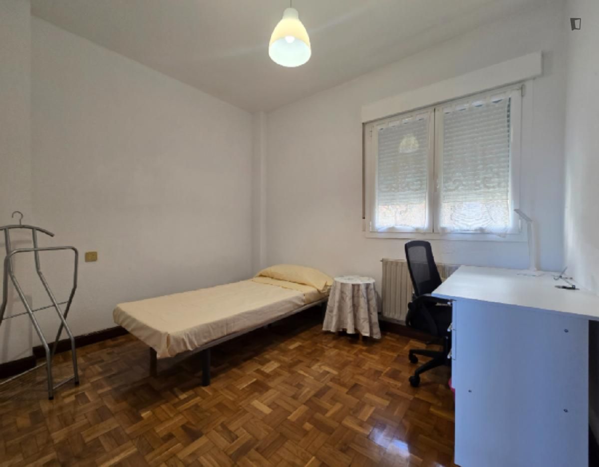 Dormitori de Apartament per a compartir en  Pamplona / Iruña amb Calefacció, Moblat i Forn