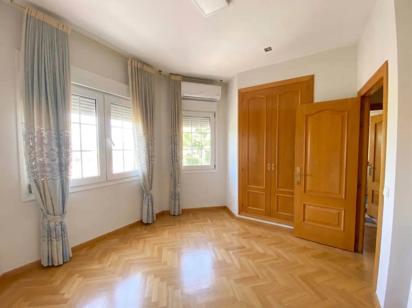 Habitación de Casa o chalet en venta en Pozuelo de Alarcón con Aire acondicionado, Calefacción y Jardín privado