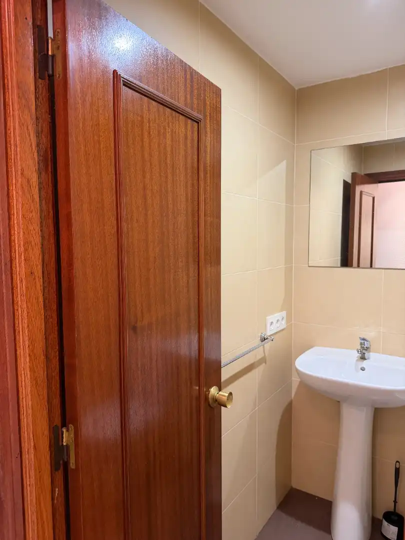 Bany de Pis en venda en Oviedo  amb Calefacció, Parquet i Terrassa