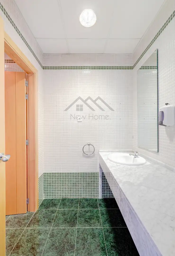 Baño de Oficina de alquiler en Paterna con Aire acondicionado, Calefacción y Trastero