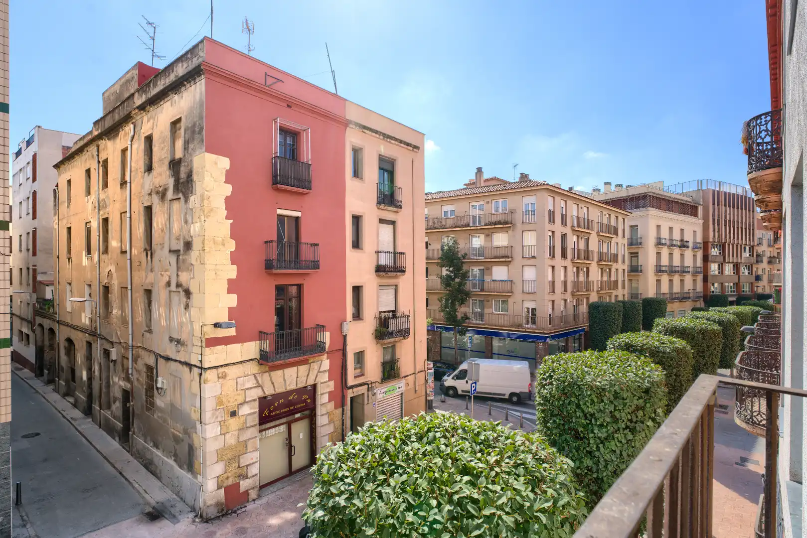 Vista exterior de Casa adosada en venda en Reus amb Terrassa i Balcó