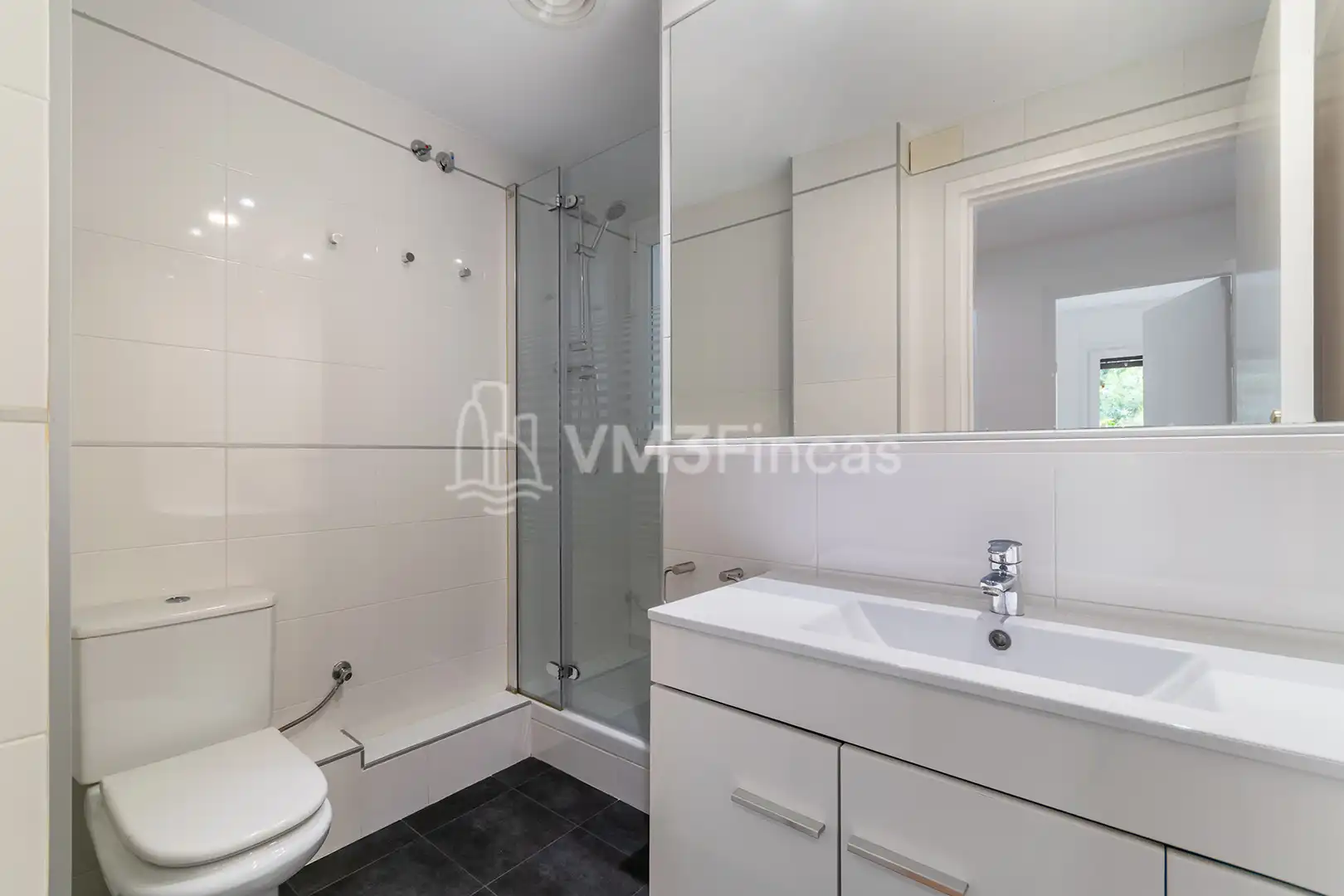 Badezimmer von Wohnung zur Miete in Barcelona mit Klimaanlage, Heizung und Parkett