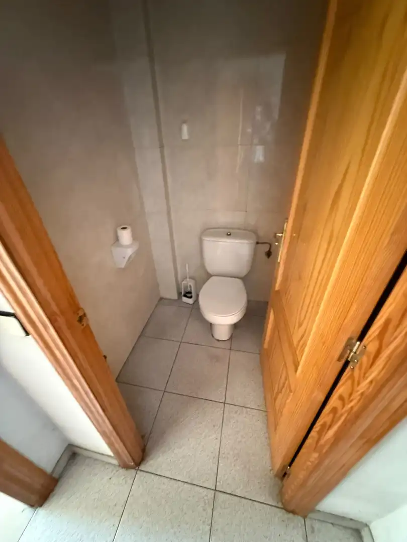 Badezimmer von Fabrikhallen zur Miete in  Logroño