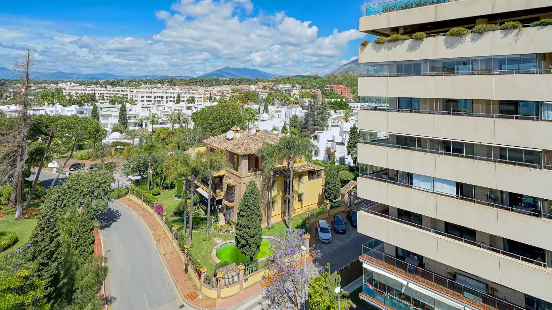 Vista exterior de Ático en venta en Marbella con Aire acondicionado, Terraza y Piscina