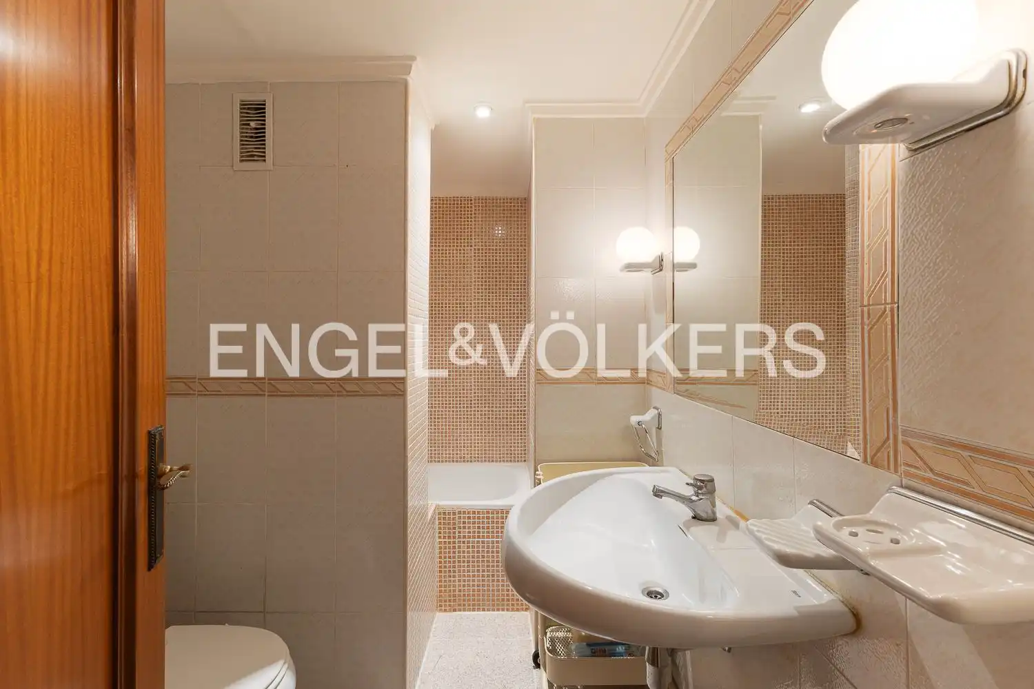 Baño de Piso en venta en Valencia con Calefacción y Terraza
