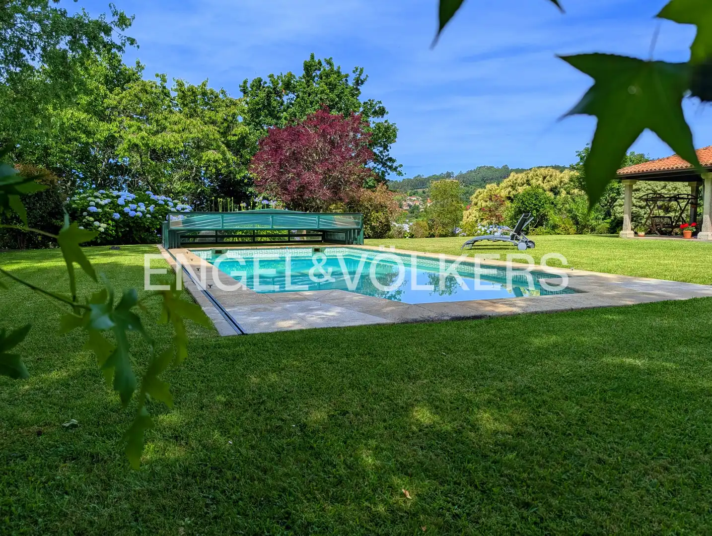 Piscina de Casa o xalet en venda en Nigrán amb Calefacció, Jardí privat i Terrassa
