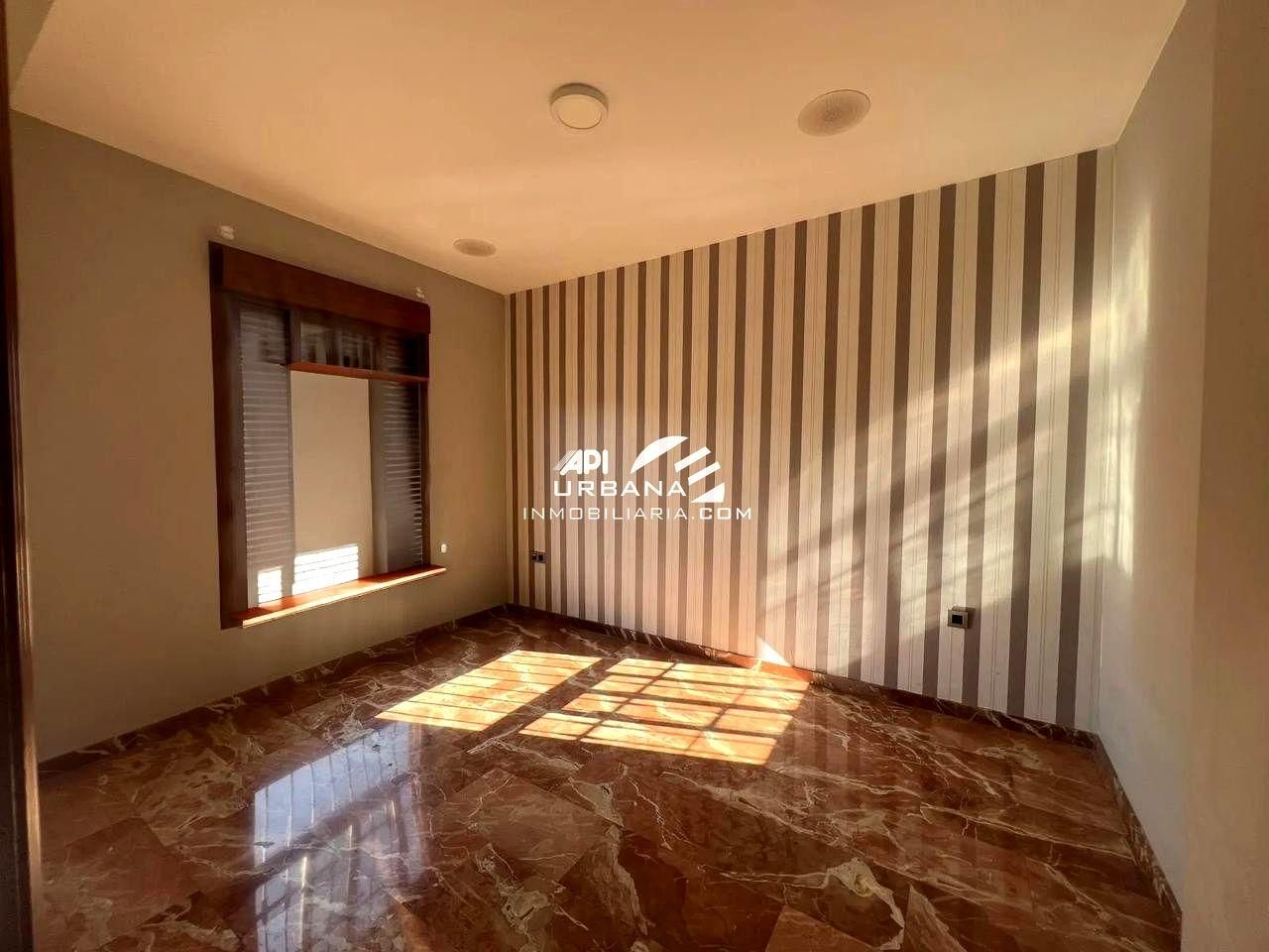 Vista exterior de Casa o xalet en venda en Lucena amb Aire condicionat