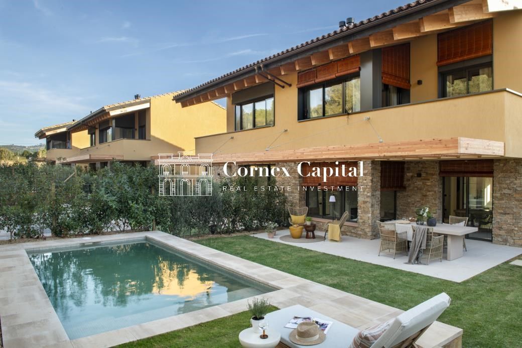 Vista exterior de Casa adosada en venda en Regencós amb Aire condicionat, Calefacció i Jardí privat