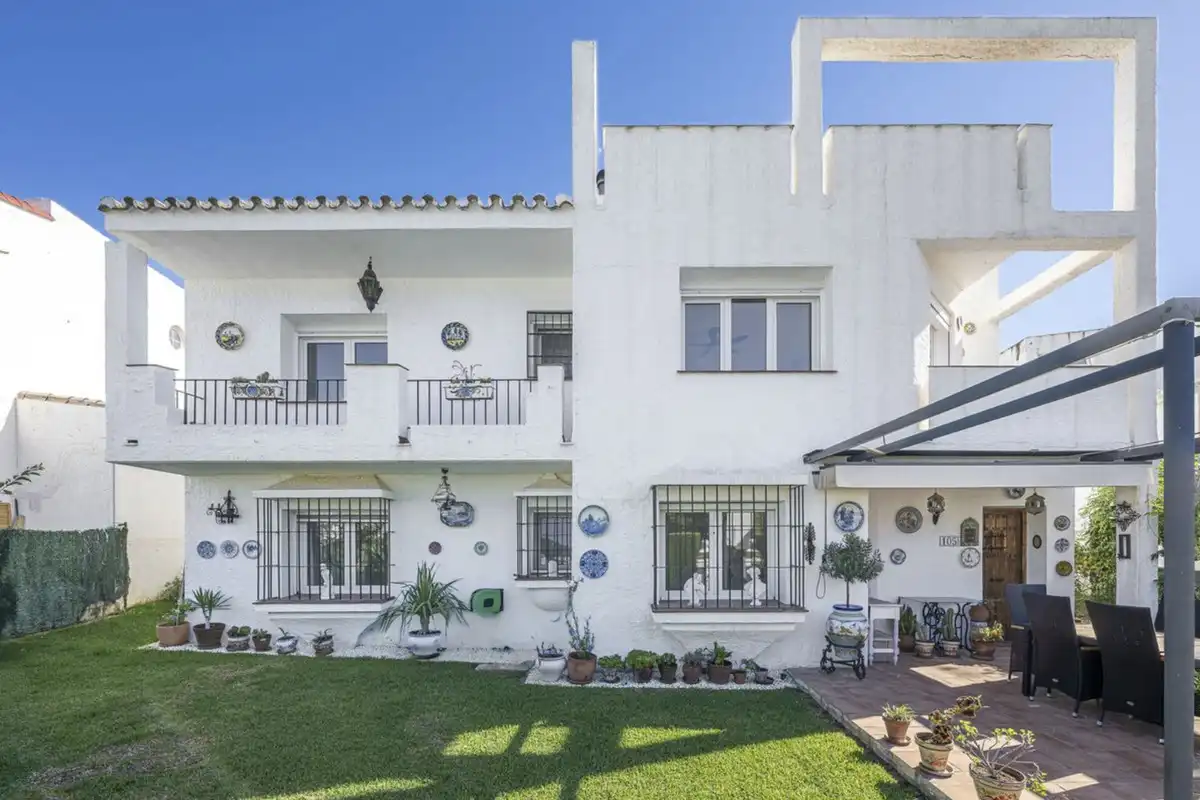 Vista exterior de Casa o chalet en venta en Manilva con Aire acondicionado, Jardín privado y Piscina comunitaria
