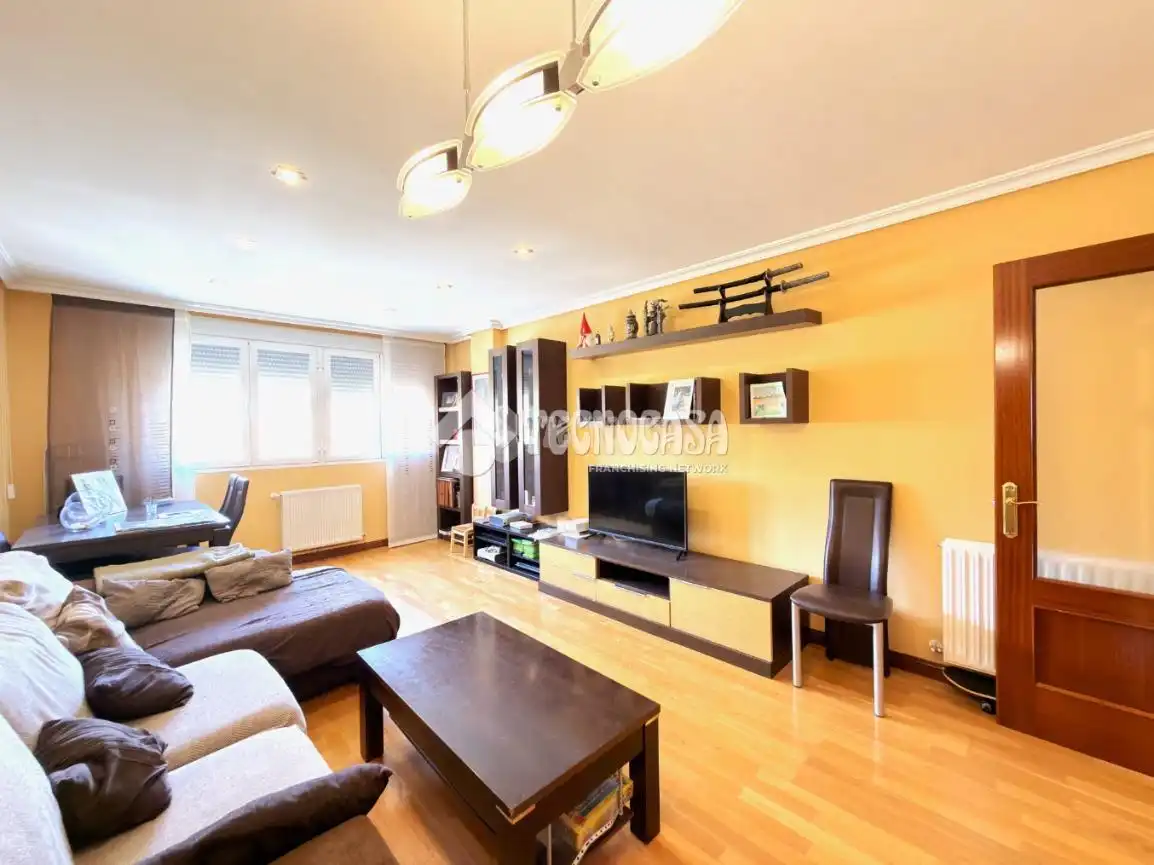 Vista exterior de Piso en venta en Cuenca con Calefacción, Parquet y Trastero