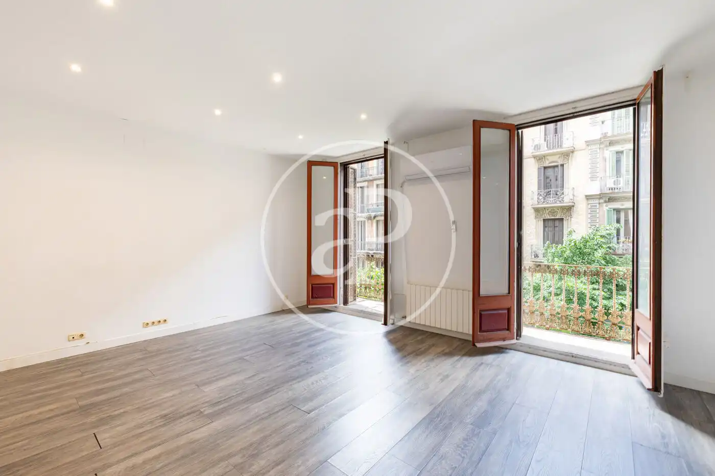Exterior view of Flat for sale in Barcelona  with Air Conditioner, Heating and Balcony