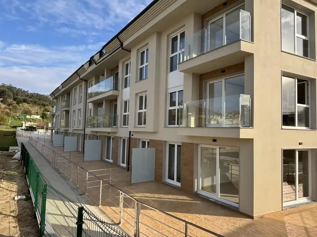 Vista exterior de Pis en venda en Ortigueira amb Calefacció, Jardí privat i Terrassa