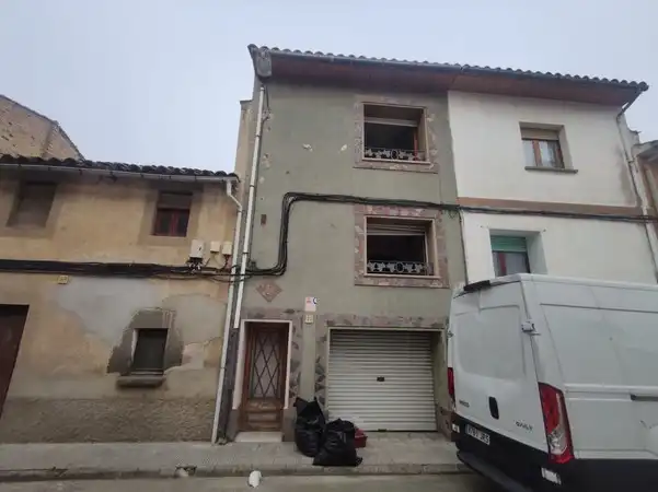 Casa aparellada en venda a C/ Pelics