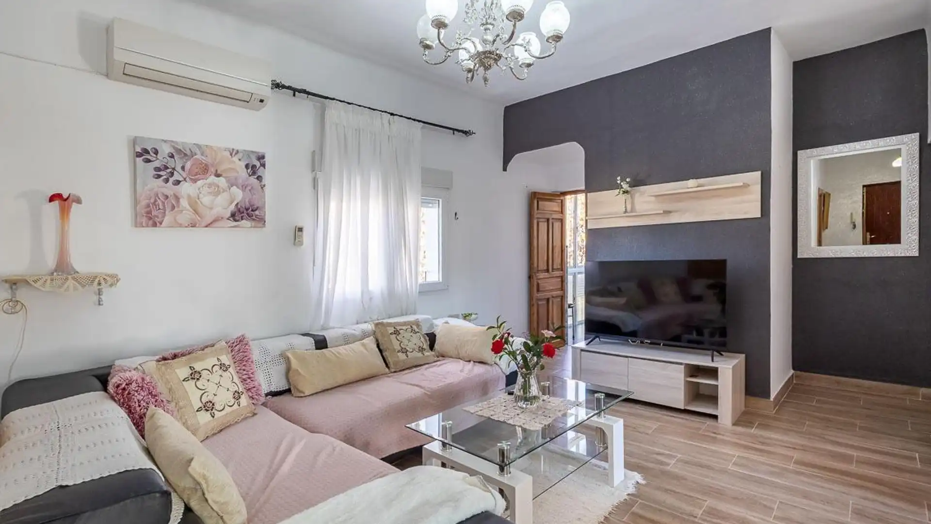 Living room of Flat for sale in  Granada Capital  with Air Conditioner, Heating and Furnished
