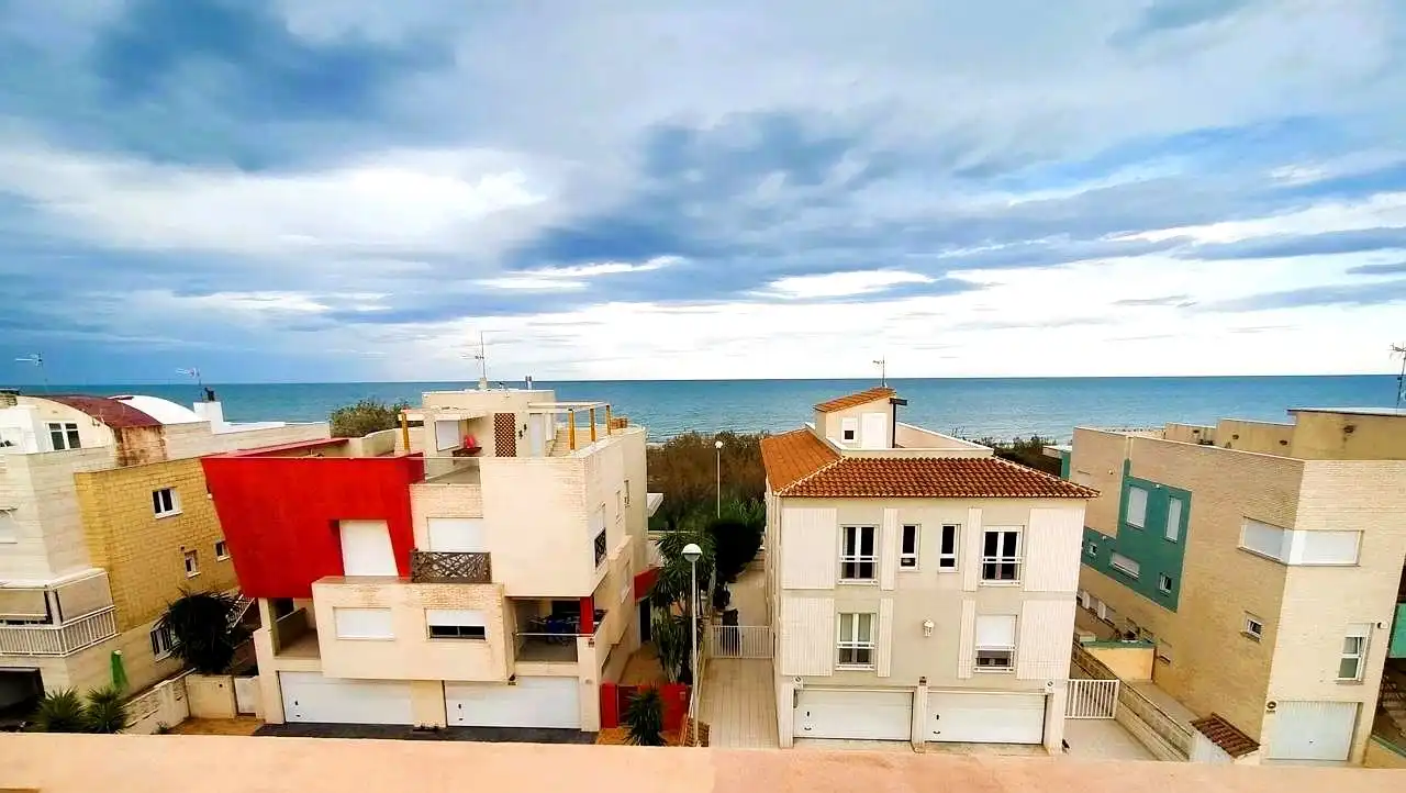 Vista exterior de Àtic en venda en Oliva amb Aire condicionat, Terrassa i Moblat
