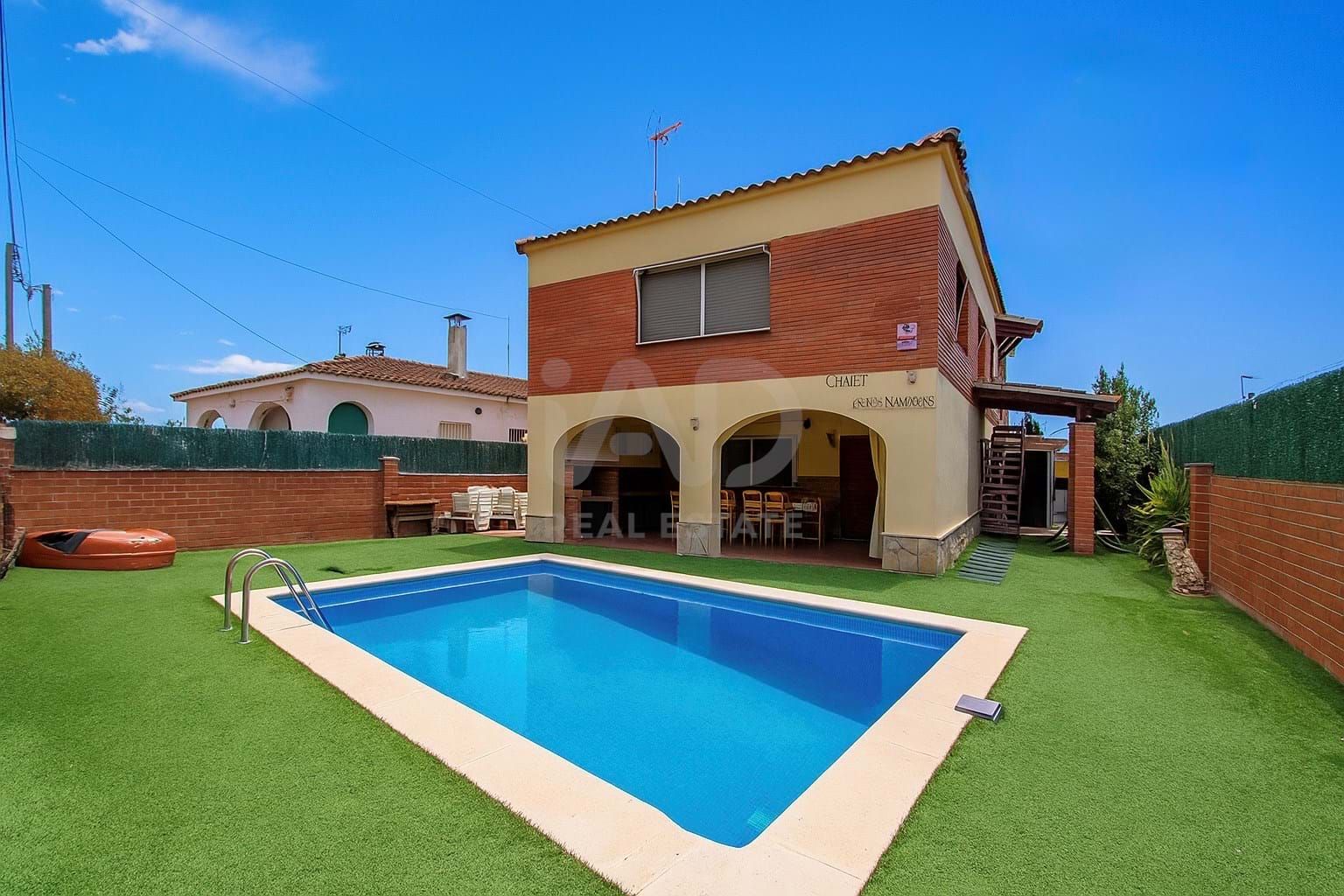 Vista exterior de Casa o xalet en venda en Roda de Berà amb Terrassa i Piscina