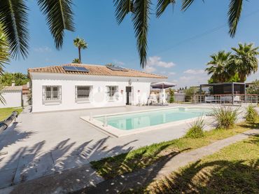 Chalet con piscina en venta en Las Lagunas - Campano