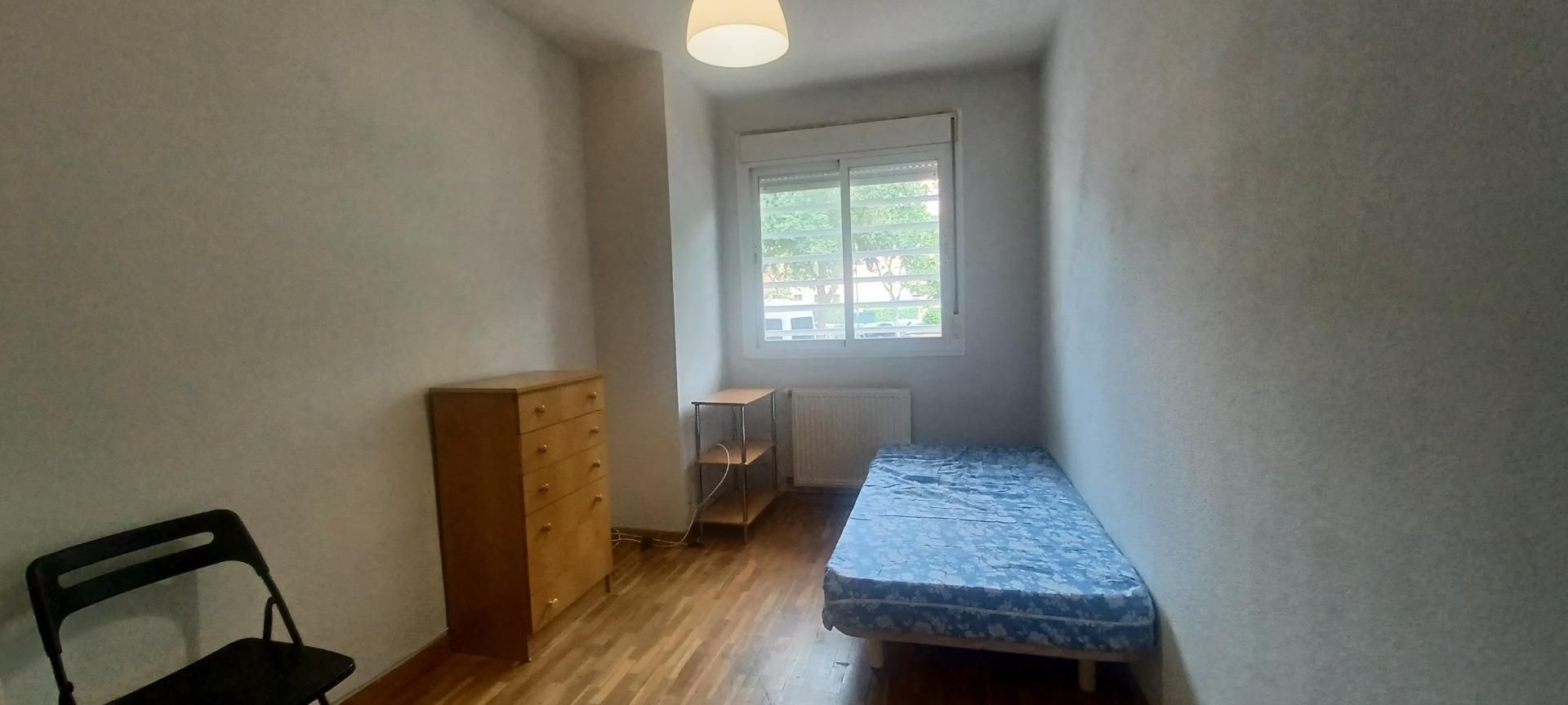 Bedroom of Flat to share in Valdemoro  with Heating and Community pool