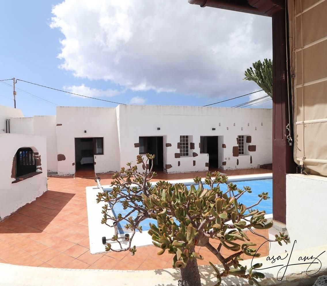 Vista exterior de Casa o xalet en venda en San Bartolomé amb Jardí privat, Terrassa i Traster