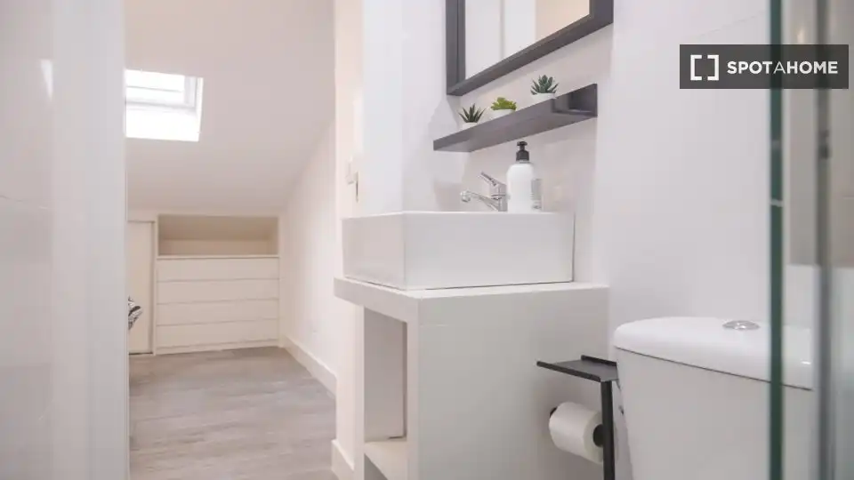 Badezimmer von Wohnung zur Miete in Madrid mit Klimaanlage, Heizung und Möbliert