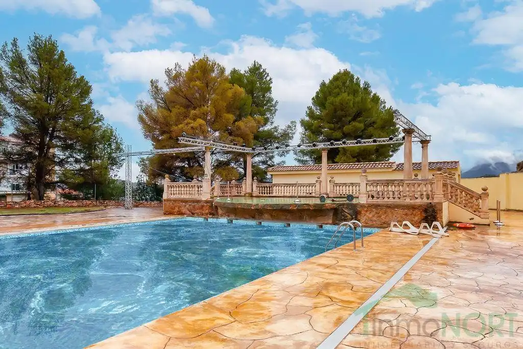 Piscina de Edifici en venda en Jalance