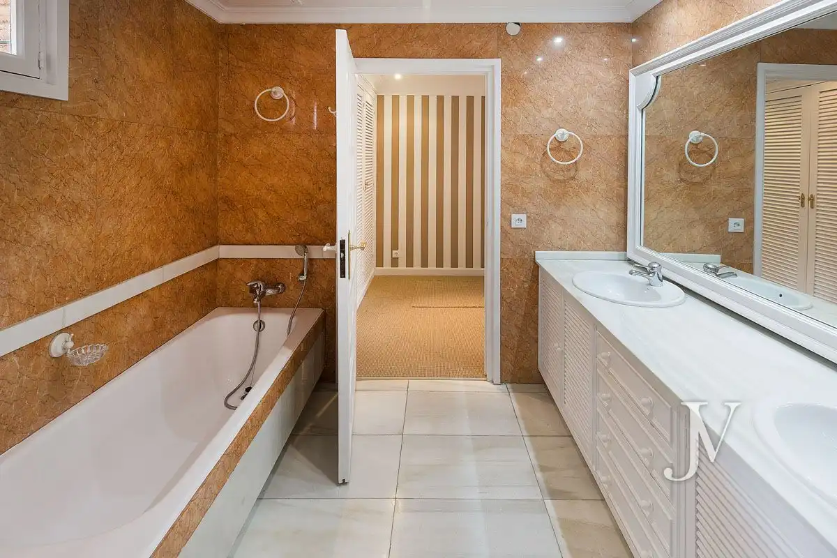 Bathroom of Houses for rent in Madrid  with Air Conditioner, Heating and Private garden