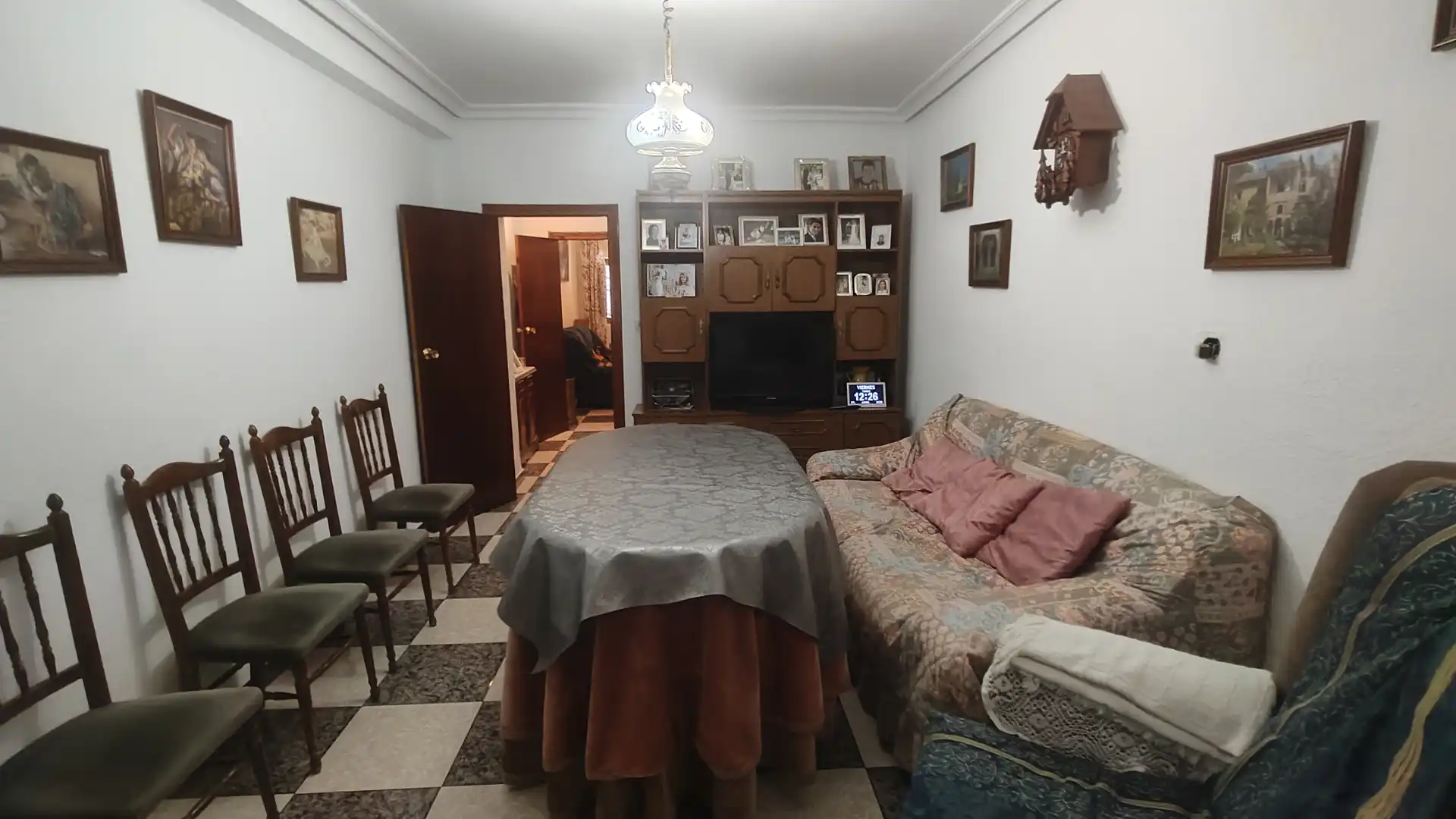Sala d'estar de Casa o xalet en venda en Baza amb Moblat
