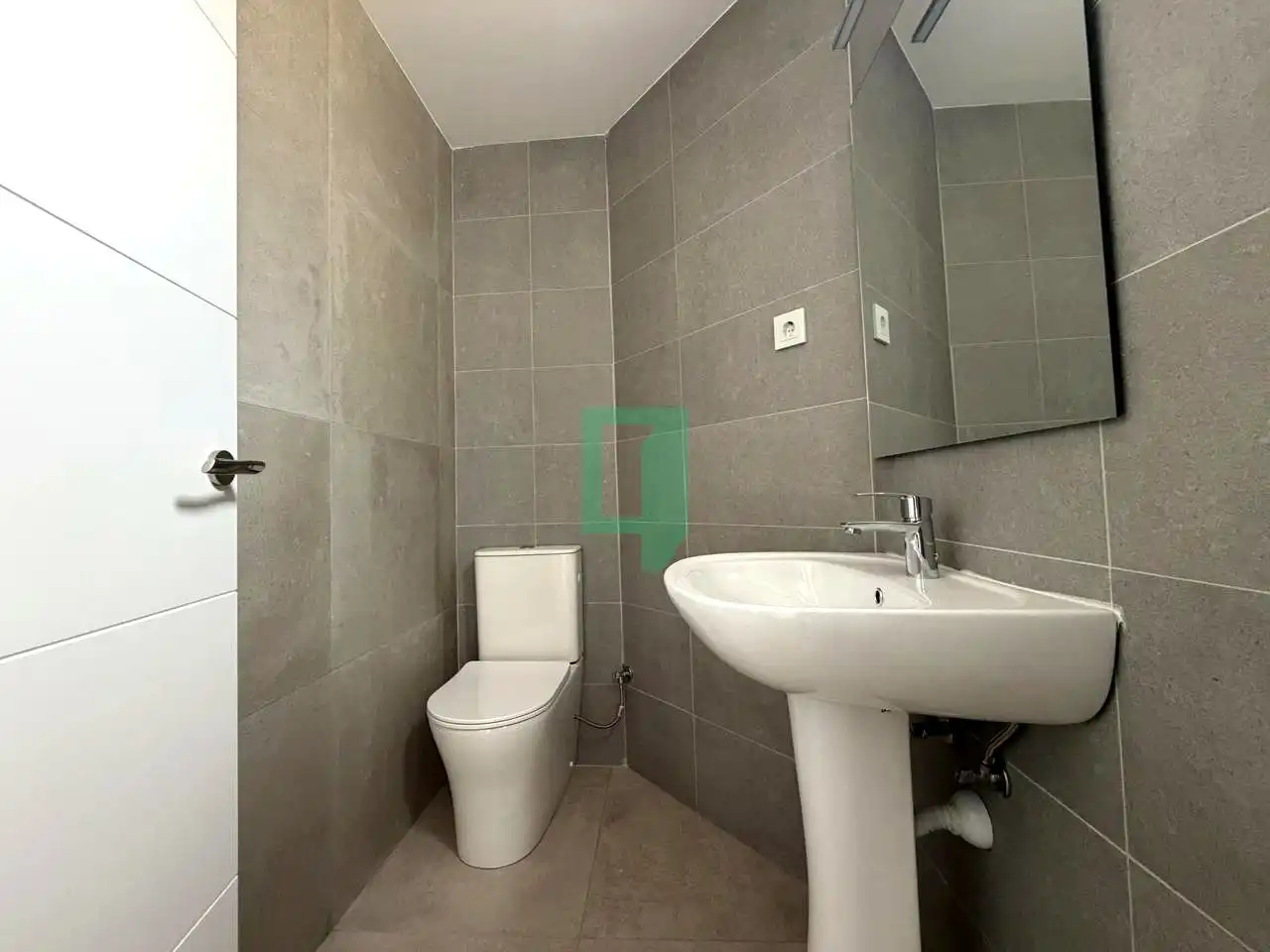 Bany de Dúplex en venda en Badalona amb Parquet i Terrassa