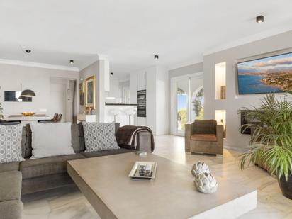 Sala d'estar de Casa adosada en venda en Mijas amb Jardí privat, Terrassa i Piscina comunitària