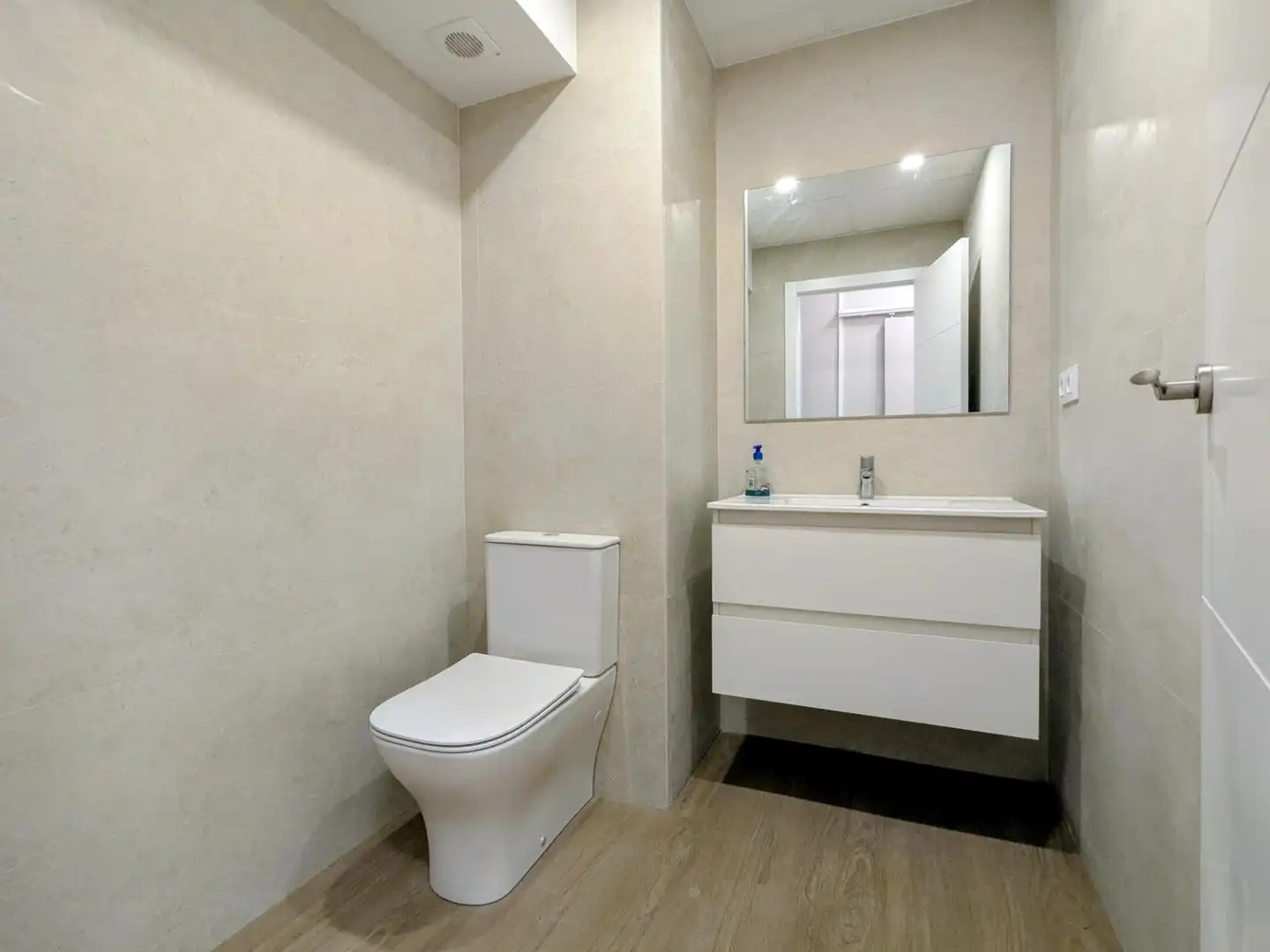 Bathroom of Commercial properties for rent in Valencia  with Air Conditioner