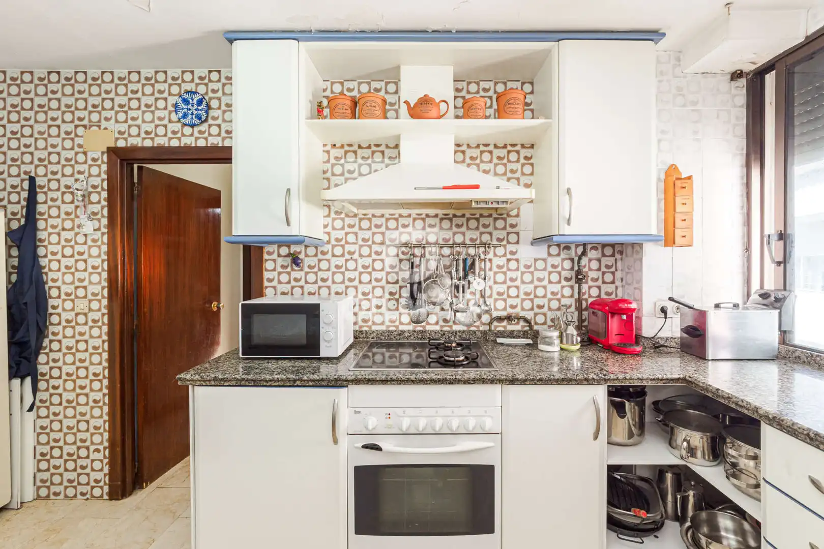 Küche von Wohnung zum Verkauf in Sevilla mit Heizung, Privatgarten und Abstellraum
