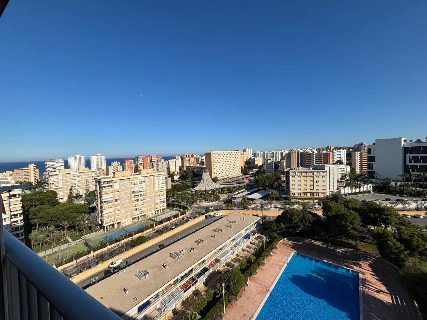 Vista exterior de Ático en venta en Alicante / Alacant con Amueblado y Piscina comunitaria