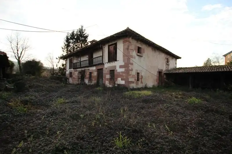 Vista exterior de Casa o xalet en venda en Cabezón de la Sal amb Jardí privat i Terrassa