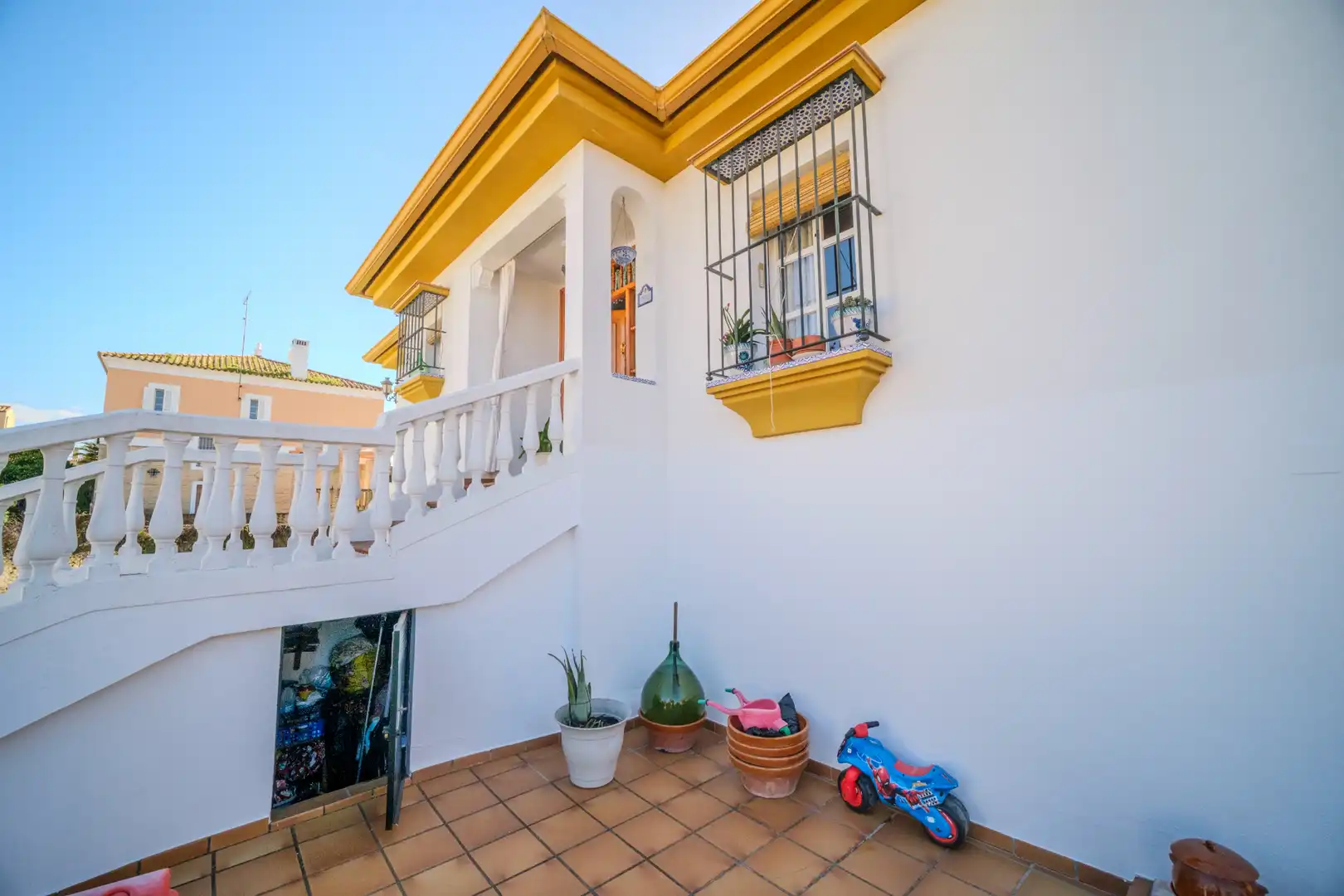 Vista exterior de Casa o xalet en venda en Montequinto amb Jardí privat, Terrassa i Moblat