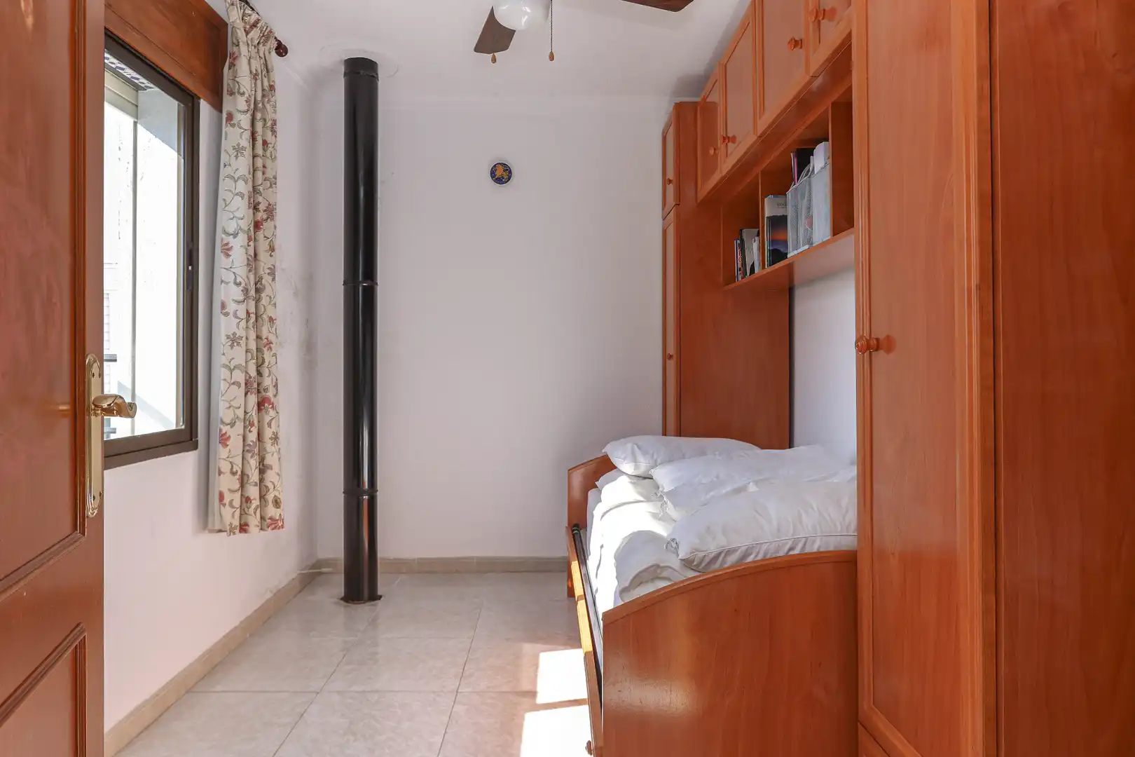 Dormitori de Casa adosada en venda en Yunquera amb Jardí privat