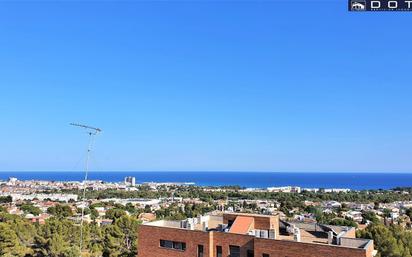 Vista exterior de Casa adosada en venda en El Vendrell amb Terrassa, Piscina i Balcó