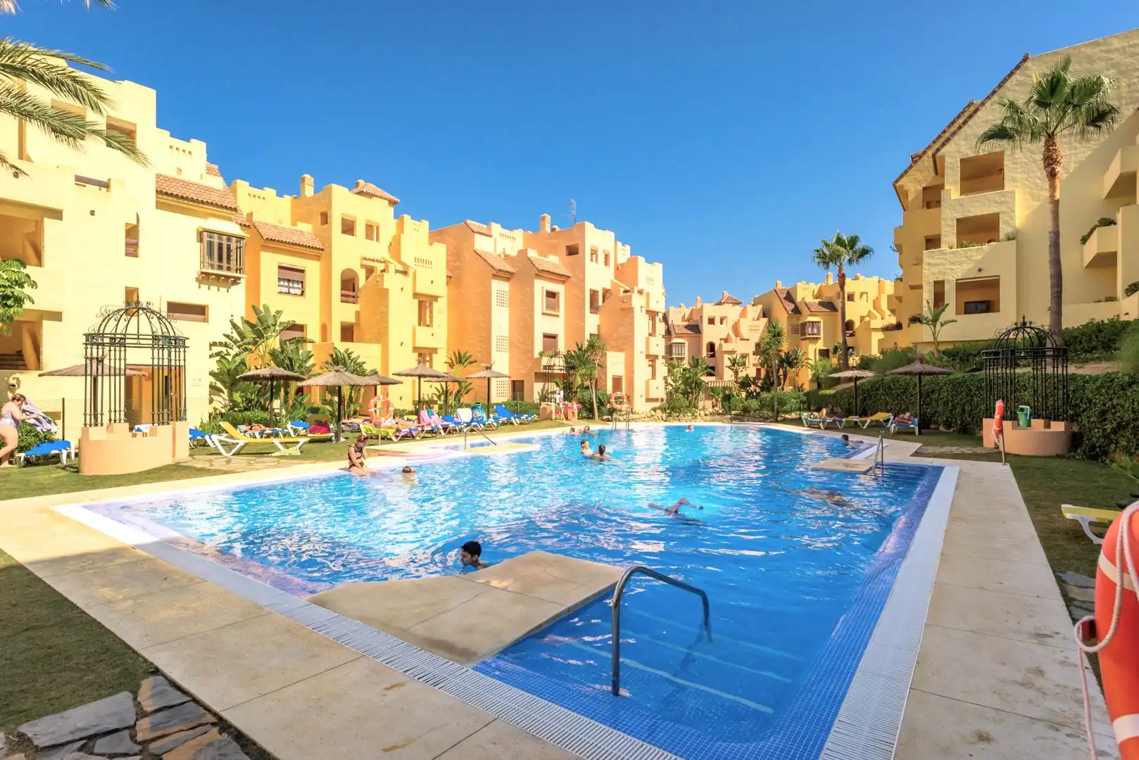 Apartament amb piscina de lloguer a Urbanizacion Duquesa Village 8B