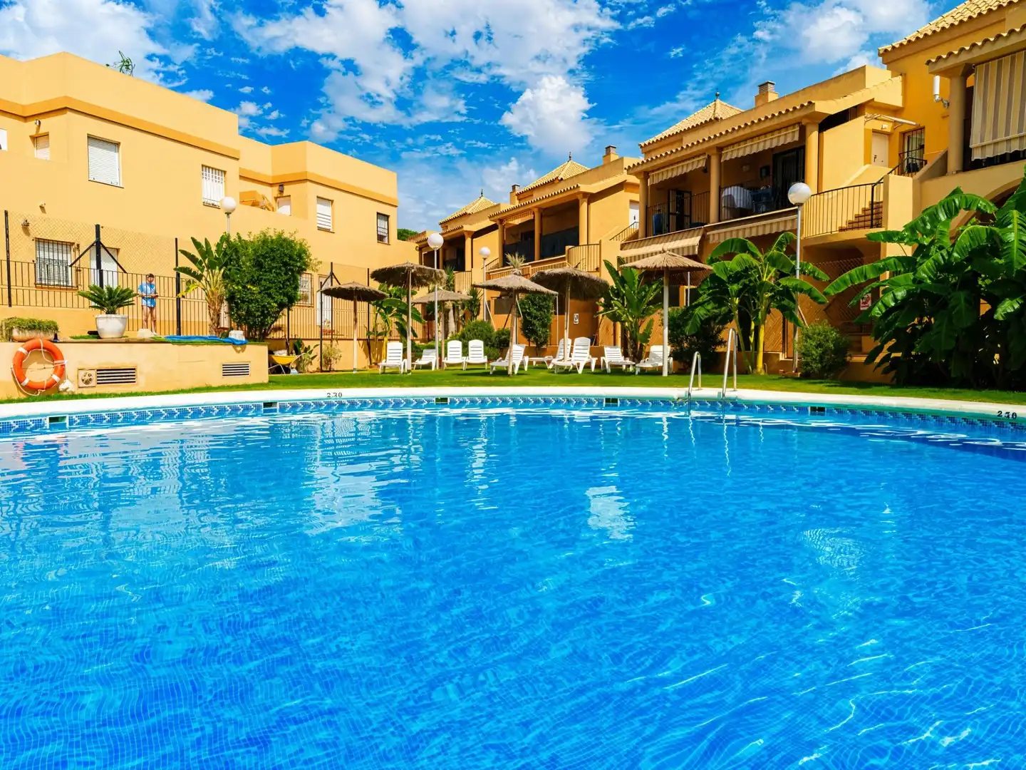 Piscina de Apartamento en venta en Chiclana de la Frontera con Aire acondicionado, Jardín privado y Terraza