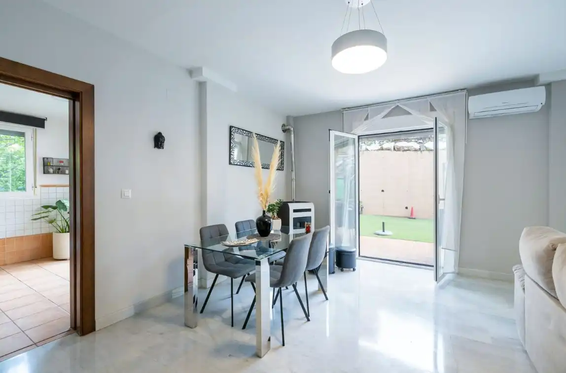 Comedor de Casa o chalet en venta en La Zubia con Aire acondicionado, Calefacción y Jardín privado
