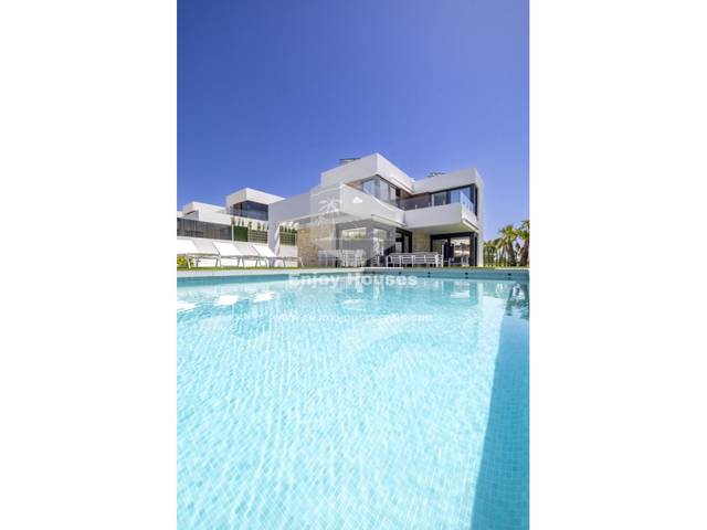 Casa-chalet en Venta en Golf Bahía