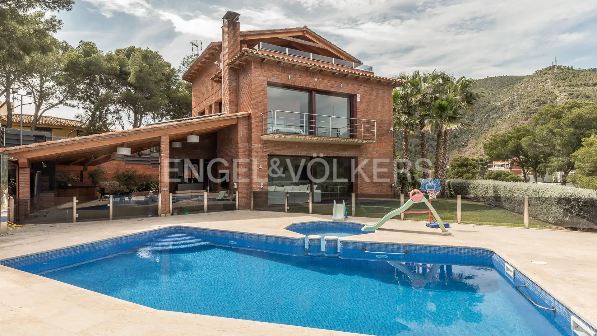 Vista exterior de Casa o xalet de lloguer en Castelldefels amb Aire condicionat, Calefacció i Jardí privat