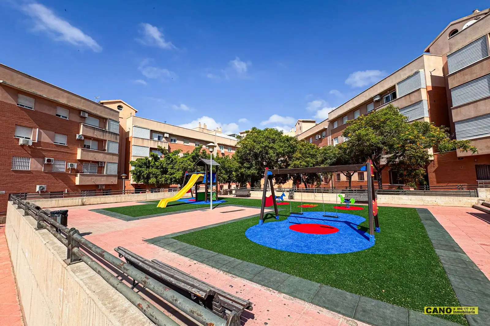 Vista exterior de Pis en venda en Almería amb Terrassa i Traster