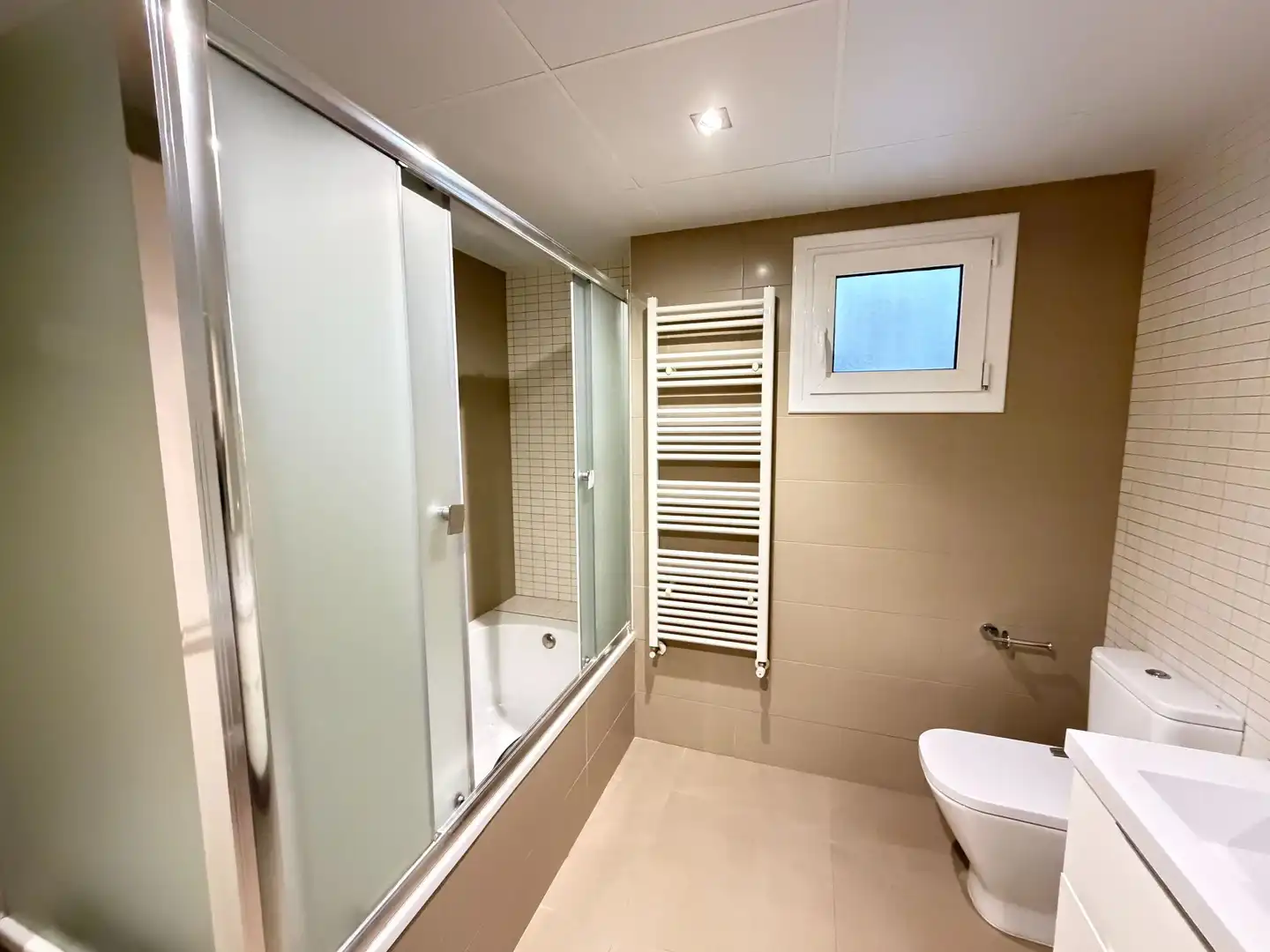 Badezimmer von Wohnung zum Verkauf in Tortosa mit Klimaanlage, Heizung und Terrasse